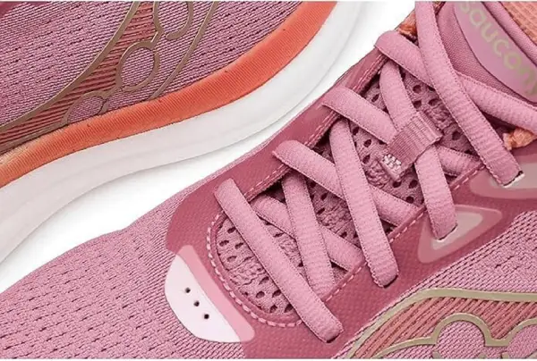 chaussure running femme Saucony Triumph 23 vu sur les lacets