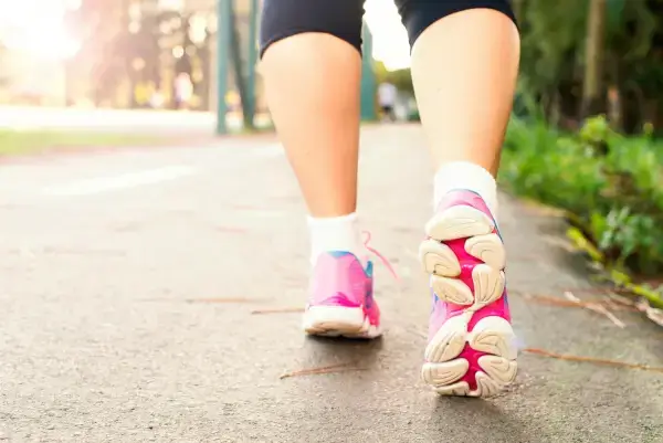 chaussures running femme qui marche
