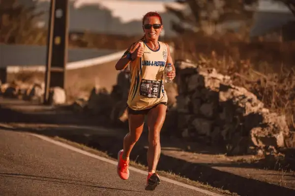 femme qui court longue distance marathon sans douleur